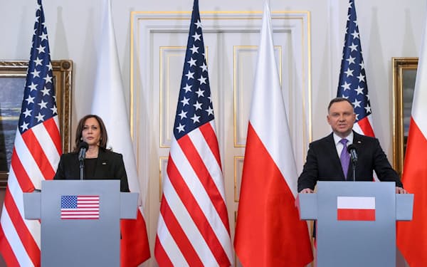 10日、ワルシャワで、ポーランドのドゥダ大統領（右）と共同記者会見に臨むハリス米副大統領＝ロイター