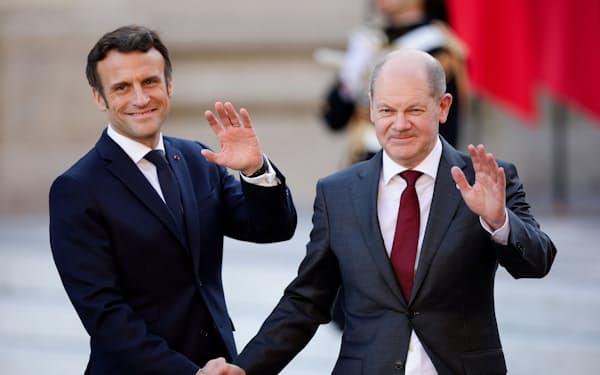 EU首脳会議開幕に先立って、ショルツ独首相㊨を迎えるマクロン仏大統領(10日、ベルサイユ）＝ロイター
