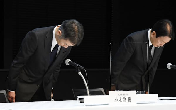 不正行為について謝罪する日野自動車の小木曽聡社長㊧と下義生会長（4日、東京都港区）