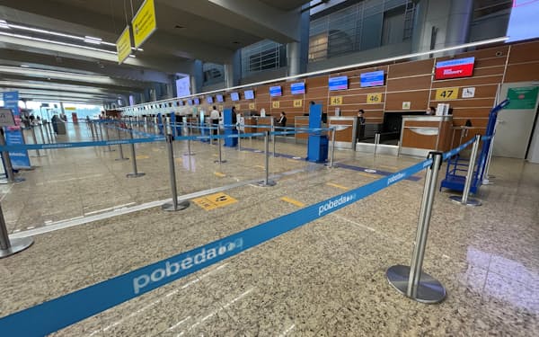 2月28日、多くの国際便がキャンセルされたロシアの国際空港のチェックインカウンター。ロシア人の出国の道は限られている＝ロイター