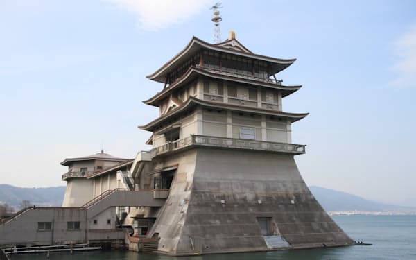 琵琶湖畔に水城のような姿を浮かべる琵琶湖文化館（大津市）