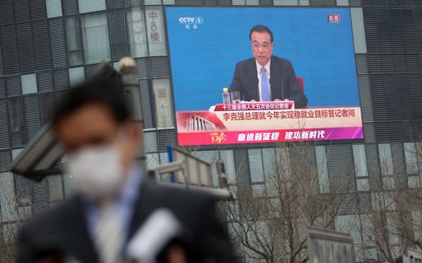 李克強首相の記者会見を中継する北京市内の大型スクリーン（11日）＝ロイター
