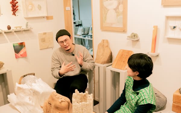 美術コースの講師を務める美術家の矢津吉隆㊧と佃七緒