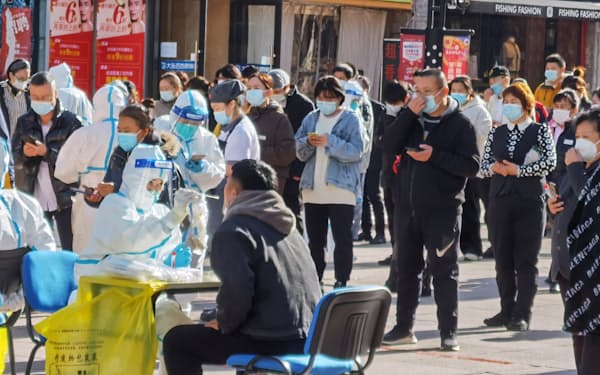 中国の街頭でＰＣＲ検査を受ける人々（21年11月、遼寧省大連市）