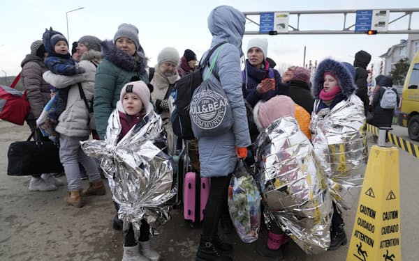 ウクライナから周辺国に逃れる難民は増え続けている（10日、モルドバ）＝AP