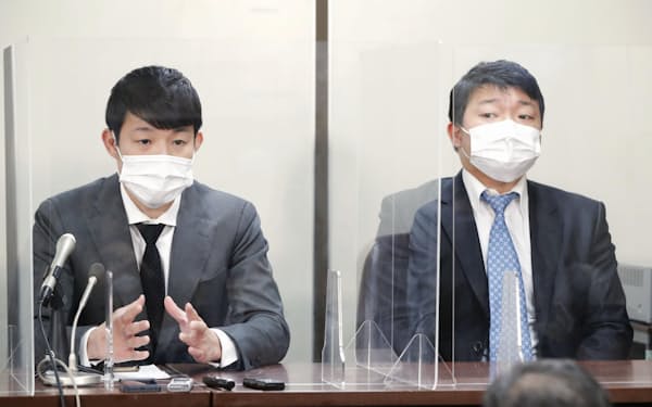 元世界王者の亀田興毅さん（左）と大毅さんがJBCに損害賠償を求めた訴訟では、東京高裁がJBCに約１億円の支払いを命じた（２月）＝共同