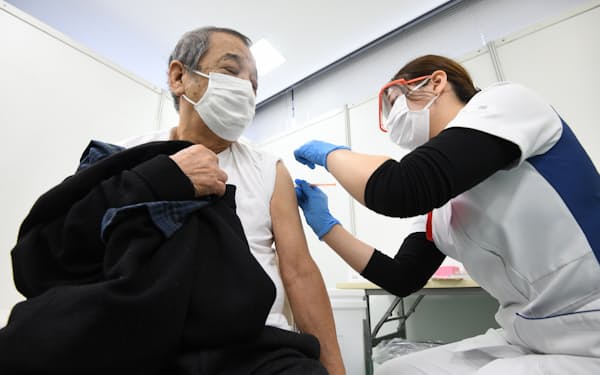 ※サムネのみ　自衛隊大規模接種会場で新型コロナウイルスワクチンの接種を受ける男性（14日午前、大阪市中央区の日経今橋ビル）