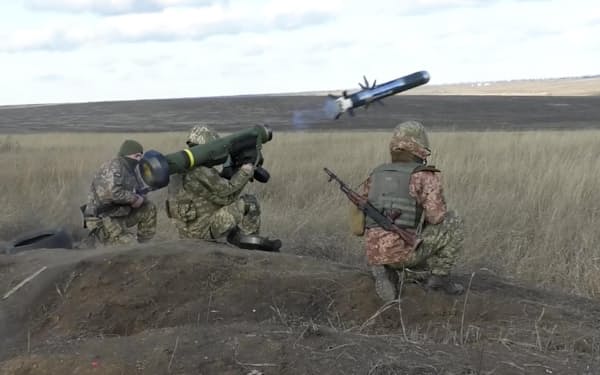 ウクライナ東部ドネツク州での演習で、携帯型ミサイル「ジャベリン」を使うウクライナ兵＝1月（同国国防省提供・AP＝共同）