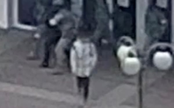 メリトポリ市長が連れ去られる様子（左）を映したとされる監視カメラの映像（11日）＝ウクライナ大統領府提供・ロイター