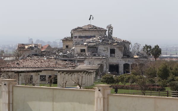 13日、攻撃を受けたイラク北部アルビルの建物＝ロイター