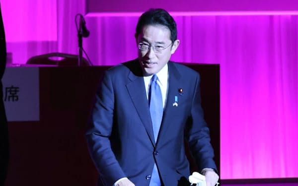 自民党大会で総裁演説を終え降壇する岸田首相（13日、東京都港区）