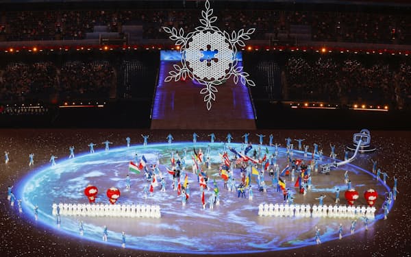 北京冬季パラリンピックの閉会式に入場した各国の旗手ら（13日、北京）＝共同