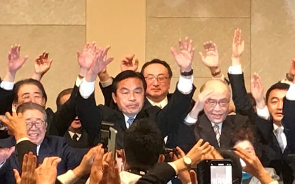 石川県知事選で当確となり、万歳する馳浩氏（右から４人目）