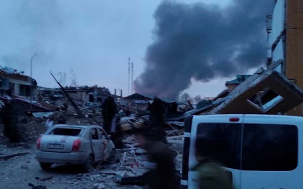 13日、ウクライナ・リビウ近郊に位置するヤボリウの軍事基地への攻撃で被害を受け、煙を上げる建物＝@BackAndAlive提供・ロイター