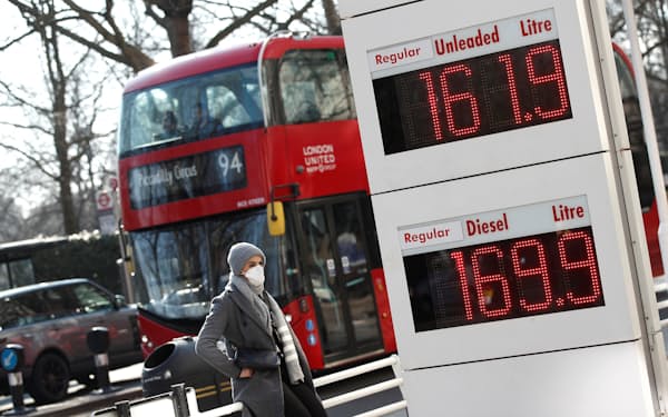 欧州でもガソリンの価格が刻々と上がっている（8日、英ロンドンの給油所）＝ロイター