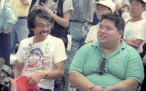 　甲子園球場で新潟明訓を応援する水島新司さん（左）と香川伸行さん（1991年8月）＝共同