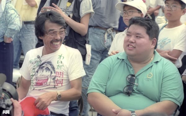  甲子園球場で新潟明訓を応援する水島新司さん(左)と香川伸行さん(1991年8月)=共同