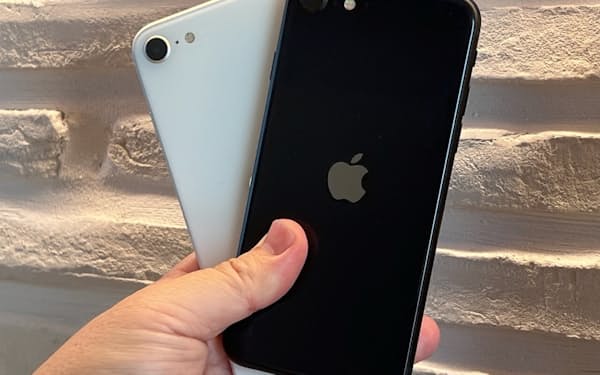 「iPhone SE（第3世代）」の黒（ミッドナイト、右）。左の白は第2世代