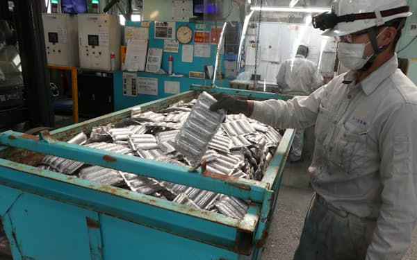 山一金属（静岡県長泉町）は使用済みアルミ缶などを手で持てる「タブレット」に再生している