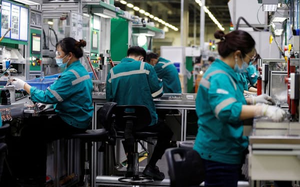 自動車や産業ロボットが生産を押し上げた（2月、北京市の工場）＝ロイター