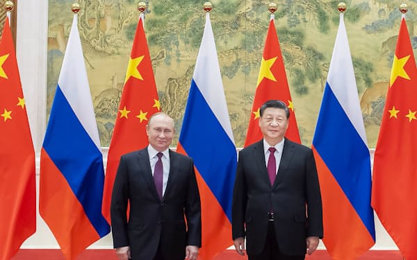 　ロシアのプーチン大統領（左）と写真に納まる中国の習近平国家主席＝2月4日、北京の釣魚台迎賓館（新華社＝共同）