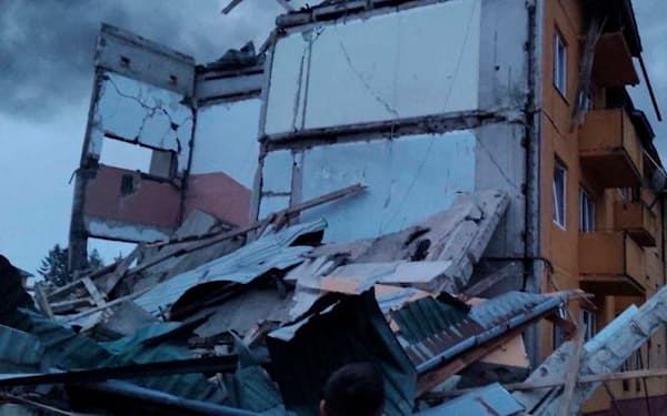 13日、ロシアによるウクライナ・リビウ北西の演習場への攻撃で被害を受けた建物=@BackAndAlive・ロイター