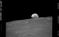 月の裏側と、その向こうに見える地球の写真。アポロ8号の宇宙飛行士フランク・ボーマン、ジム・ラべル、ビル・アンダースが1968年に撮影。2022年3月4日、数年前から宇宙を漂っていたロケットの残骸が月の裏側に衝突し、新たなクレーターを形成した。ロケットの正体について確実なことはわかっていない（NASA）
