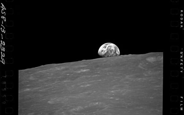 月の裏側と、その向こうに見える地球の写真。アポロ8号の宇宙飛行士フランク・ボーマン、ジム・ラべル、ビル・アンダースが1968年に撮影。2022年3月4日、数年前から宇宙を漂っていたロケットの残骸が月の裏側に衝突し、新たなクレーターを形成した。ロケットの正体について確実なことはわかっていない（NASA）
