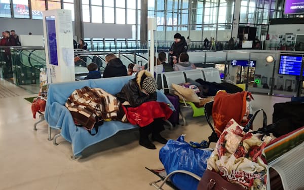 ワルシャワ中央駅には多くの難民が寝泊まりする（14日）