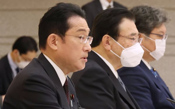 政府・与党連絡会議で発言する岸田首相（15日、首相官邸）