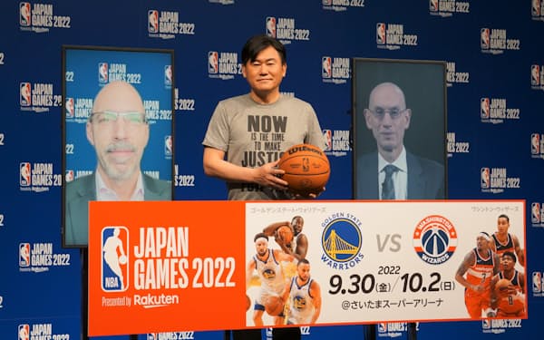 米プロバスケNBAとの合同イベントに登壇する楽天グループの三木谷浩史会長兼社長(中央)