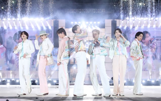 Bts 公演3回の売上高100億円超 世界で246万人視聴 日本経済新聞 Bts 公演3回の売上高100億円超 世界で246万人視聴 日本経済新聞