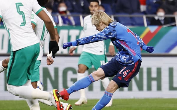 日本―サウジアラビア 後半、チーム2点目のゴールを決める伊東(14)=埼玉スタジアム