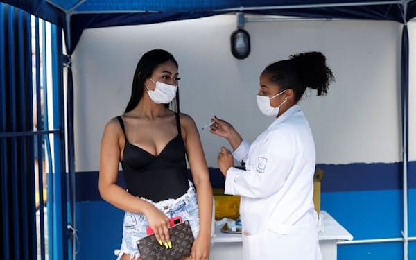 ブラジル保健省はコロナワクチンのブースター接種を呼びかけている（サンパウロ）＝ロイター