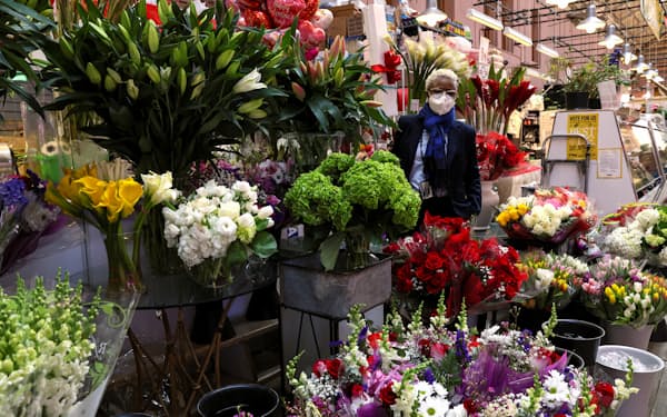 米小売売上高の伸びは鈍化。花屋で品定めをする消費者（米ワシントン）＝ロイター