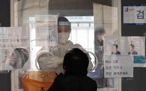 韓国は１日あたり新規感染者数で世界最多となった（15日、ソウル市）＝ＡＰ