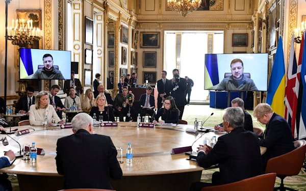 15日、ロンドンで開いた英国、バルト３国などの首脳会合でビデオ演説するウクライナのゼレンスキー大統領＝ロイター
