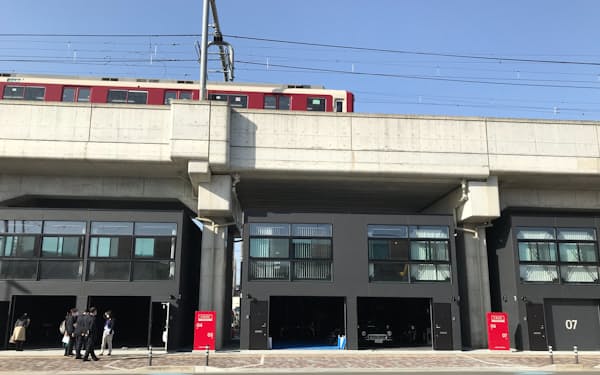 近鉄グループが高架下に建設した賃貸ガレージハウス（大阪府東大阪市）