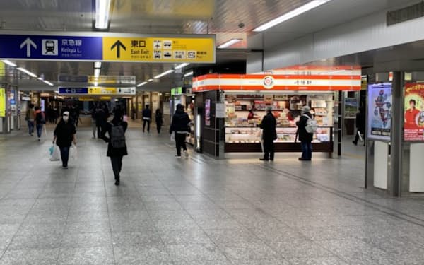 新型コロナの影響で鉄道の駅からは人通りが消え、需要が急減した（20年4月、横浜市）