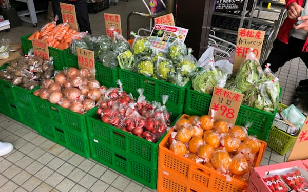 グッデイは12日、福岡県中間市の店舗で最初の野菜販売を始めた