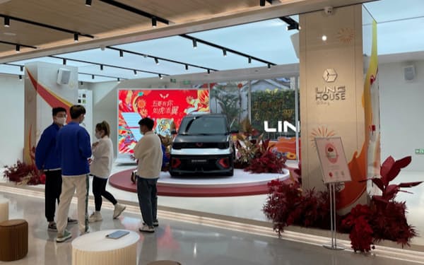格安EVの「宏光MINI EV」は中国でベストセラーとなった。GMは宏光を製造・販売する上汽通用五菱汽車に出資している（上海市のショールーム）