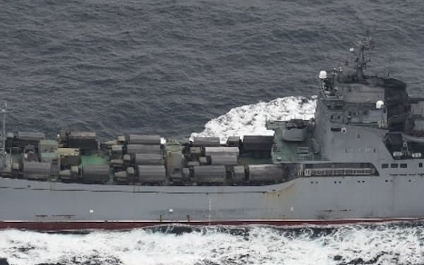 車両を積んで津軽海峡を通過したロシア軍の戦車揚陸艦（15日）＝防衛省統合幕僚監部提供
