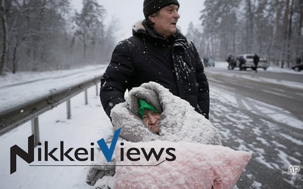8日、キエフ近郊で寒さと雪のなか、避難する人たち=AP