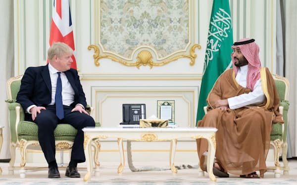 会談したジョンソン英首相（左）とサウジアラビアのムハンマド皇太子（16日、リヤド）＝ロイター