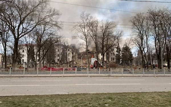 大破したウクライナ南東部マリウポリの劇場(16日)=Donetsk Regional Civil-Military Administration提供・ロイター