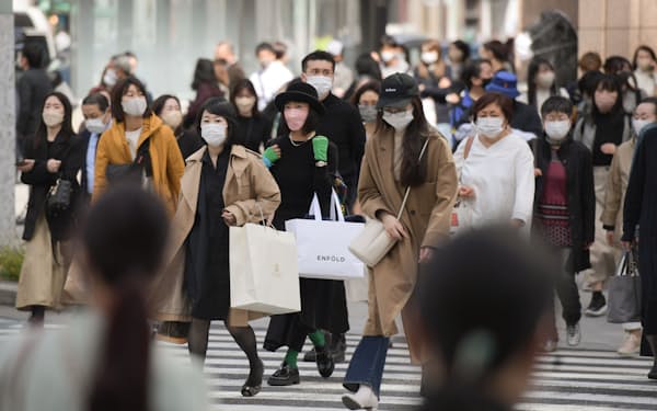 マスク姿で東京・銀座を行き交う人たち(16日)