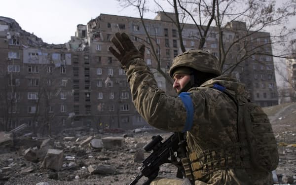 　ウクライナ南東部マリウポリのウクライナ兵=12日（AP=共同）
