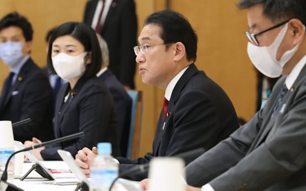 デジタル臨時行政調査会の会合であいさつする岸田首相（22日、首相官邸）