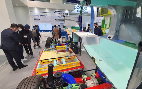 韓国最大の電池産業展示会には250社が出展した（17日、ソウル市）