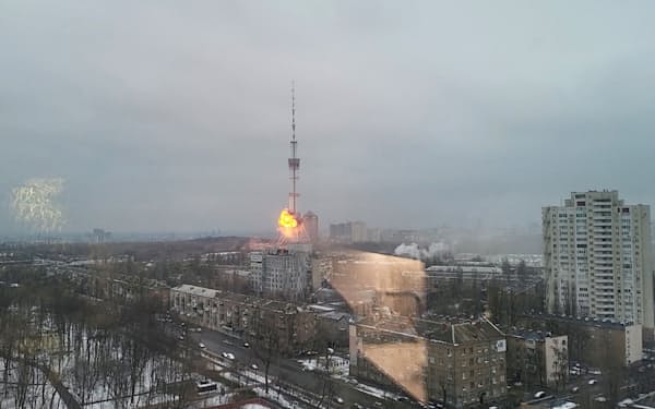 １日、ウクライナの首都キエフで炎上するテレビ塔＝Youtube MEDplus提供・ロイター